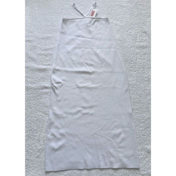 The Raine Skirt in Marshmallow
Solid & Striped - Picture 5 of 8